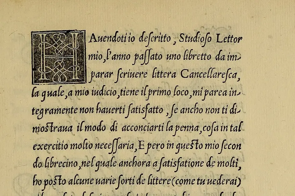 Page imprimée en écriture chancelière penchée, ouverte par une grande initiale ornée