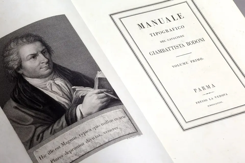 Livre ancien ouvert : à gauche un portrait gravé de Giambattista Bodoni, à droite la page de titre du Manuale tipografico