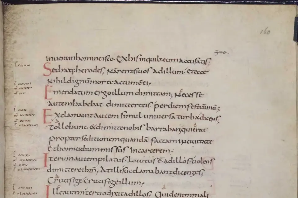 Page d'un évangéliaire carolingien écrite en minuscules régulières et bien espacées, avec un titre en capitales