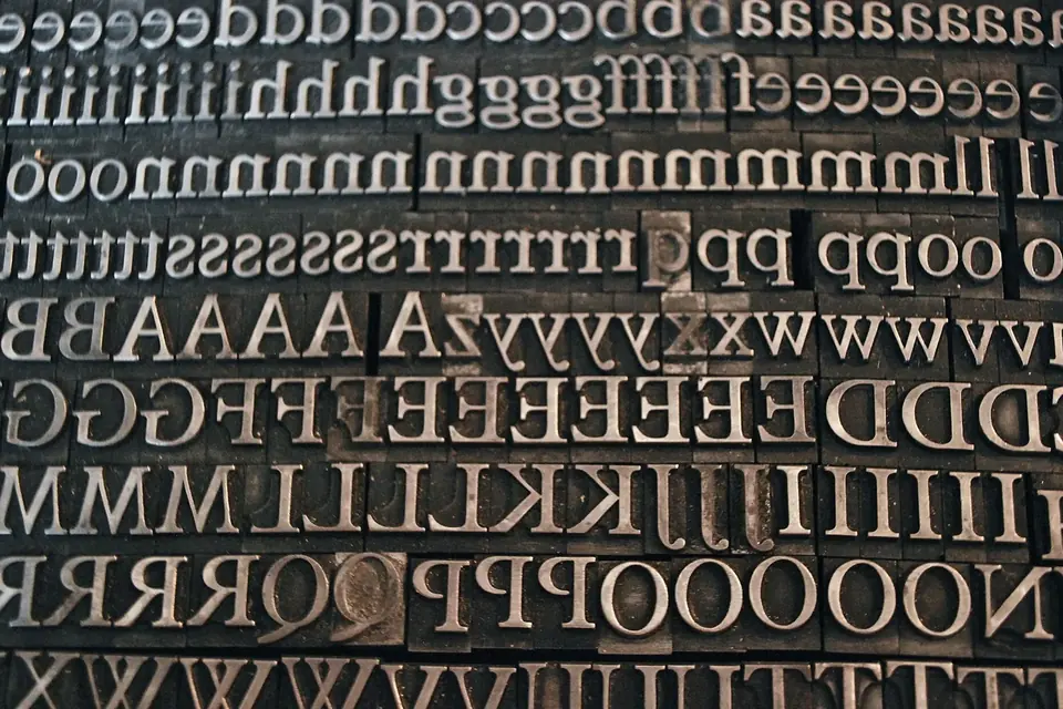 Rangées de caractères typographiques en plomb, lettres capitales et minuscules alignées par sorte