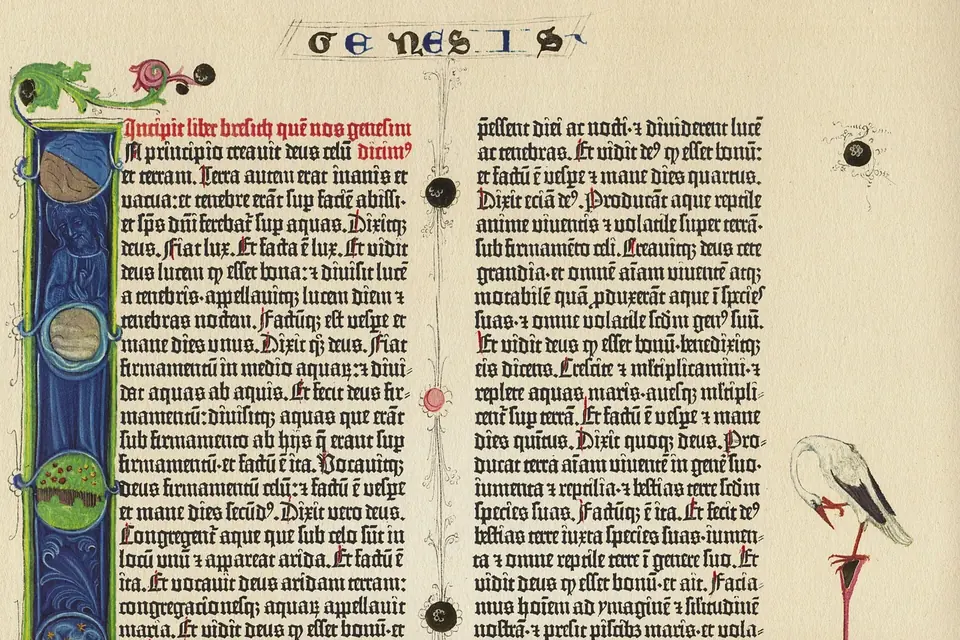 Page imprimée en lettres gothiques noires sur deux colonnes, avec une grande initiale enluminée et des décors floraux dans les marges