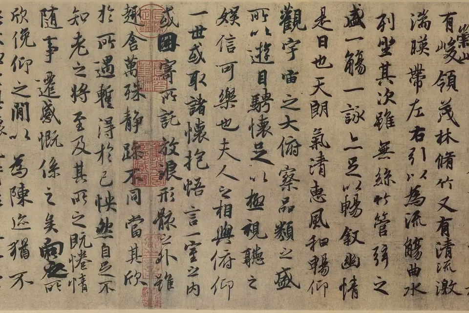 Rouleau horizontal couvert de colonnes de caractères chinois tracés au pinceau à l'encre noire, ponctué de sceaux rouges