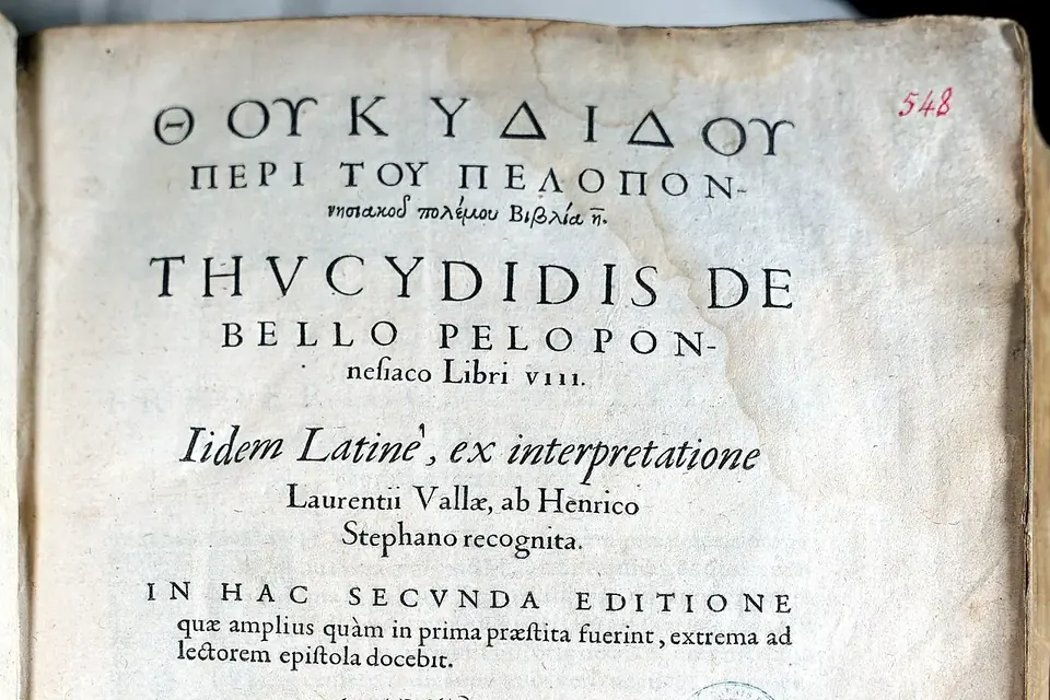 Page de titre d'un livre du XVIe siècle composée en grec et en latin, avec des lignes de capitales de tailles différentes